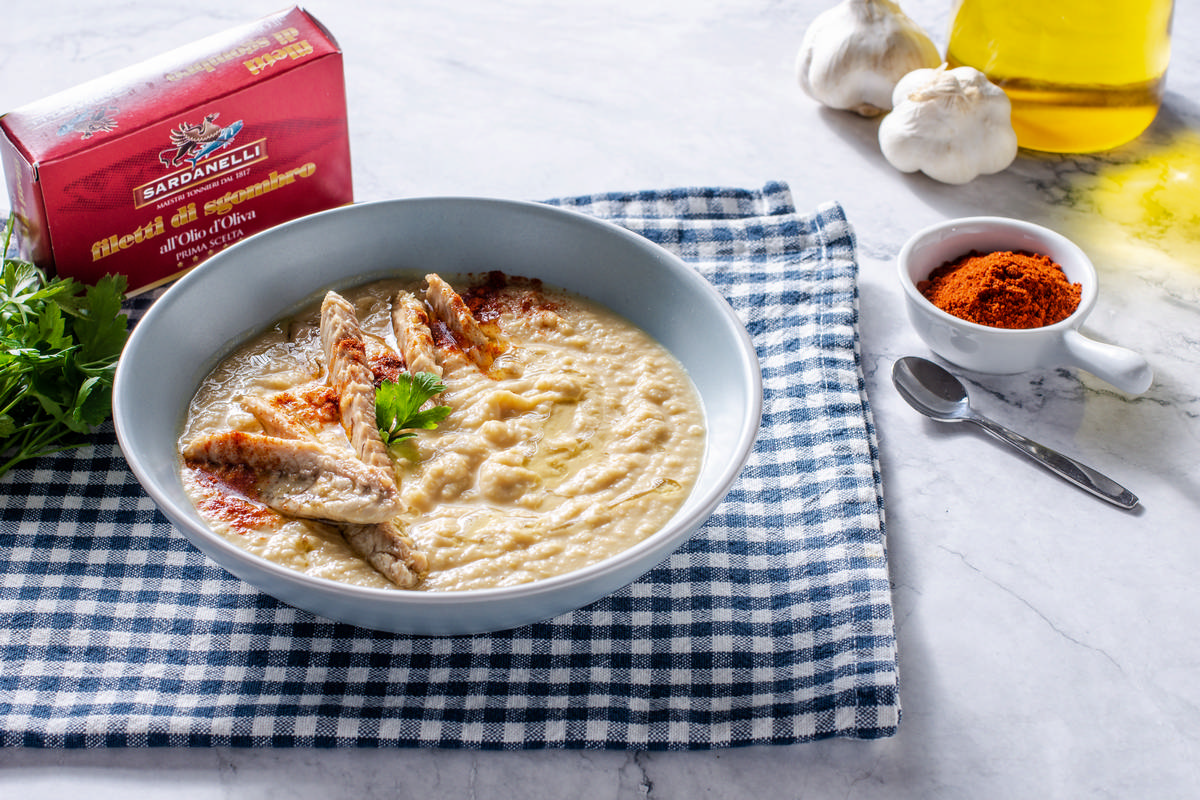Crema di ceci con filetti di sgombro alla paprika