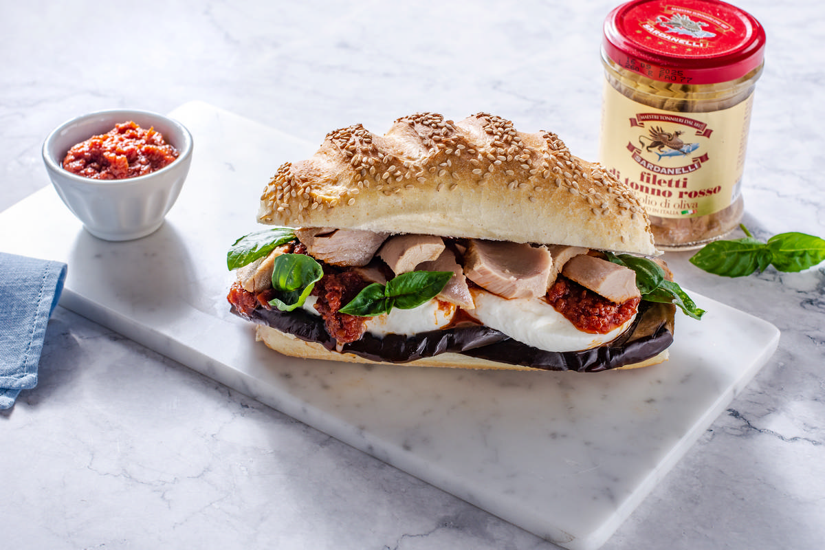 Panino Con Melanzane Grigliate, Crema Di Pomodori Secchi, Mozzarella Di ...