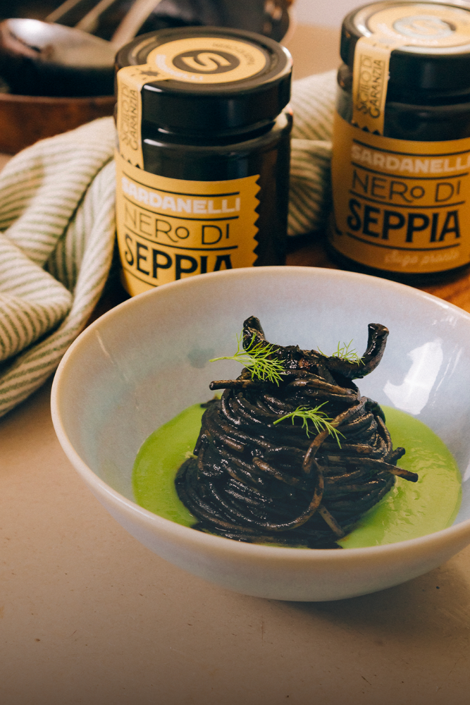 spaghetti al nero di seppia sardanelli e piselli