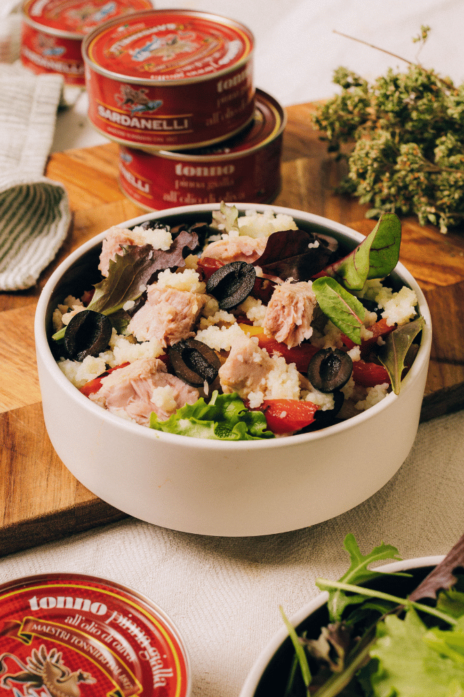 Cous cous con tonno pinna gialla Sardanelli, peperoni e olive.