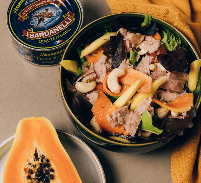 insalata esotica di tonno, papaya, mango, rucola e anacardi
