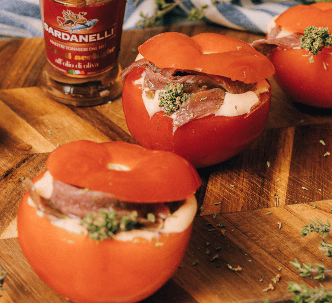 Pomodori ripieni con feta, acciughe Sardanelli e yogurt all’origano