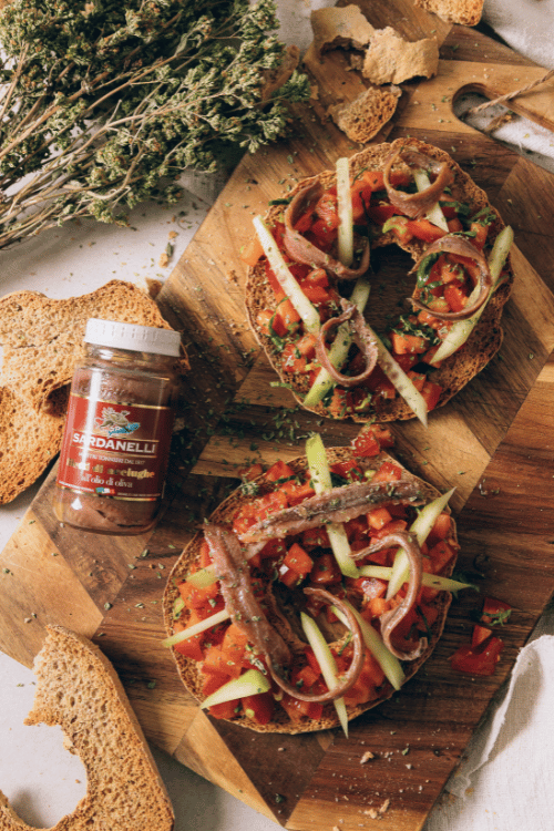 Frese con pomodoro, cetriolo e acciughe Sardanelli